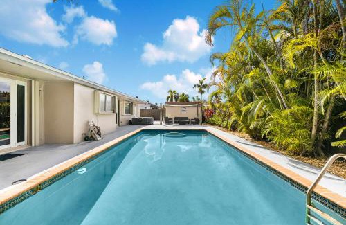Country Club House | Pool House Escape w Massage Chair Game Room Wi-Fi