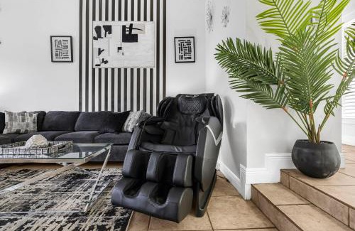 Country Club House | Pool House Escape w Massage Chair Game Room Wi-Fi