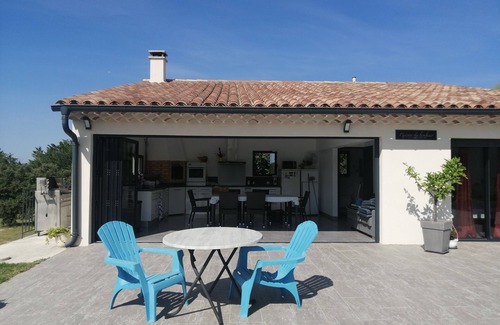 Puget House | Pool house in a large property at the foot of the Luberon mountains