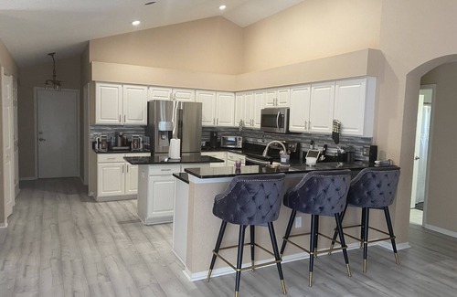 Plant City House | Pool House in Gated Community Close to TIA, Beaches, and Major Shopping King bed