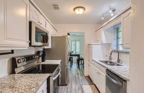 Wylie House | Pool house in Wylie, TX 10min. from George Bush Turnpike