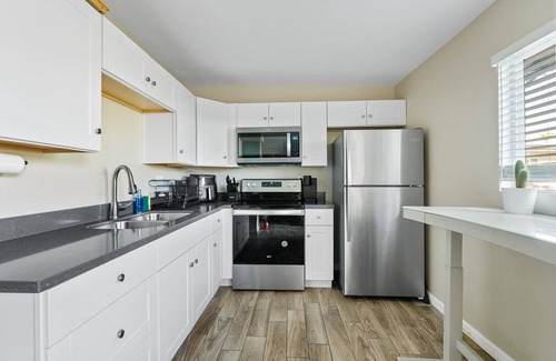 Camelback East Apartment | Pool House with access to putting green, pool, outdoor TV and dining area nn