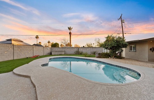Camelback East Apartment | Pool House with access to putting green, pool, outdoor TV and dining area nn