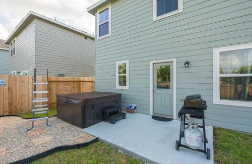 Northside House | Pool house with hot tub