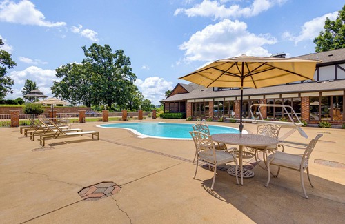 De Soto House | Pool, Lake & Patio: Sweeping De Soto Estate