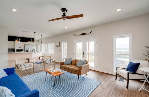 Buchanan Dam House | POOL, Lake views, 5 KING/3.5b, outdoor Cabana