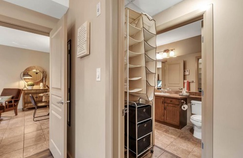 South Pandosy Apartment | Pool Level 3 bedroom at Fabulous Resort #331