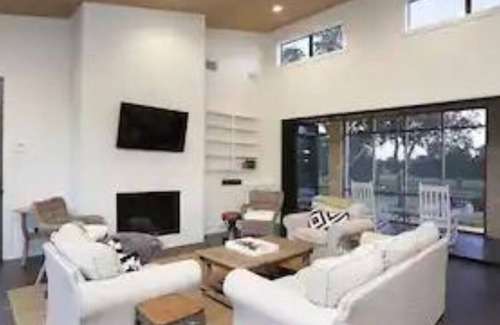 Carmine Other | Pool + Lux Barndo + Secluded- Sleeps 10!