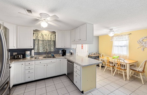 Tranquil Harbour House | POOL MIDTOWN - Walking distance to beach, parks, restaurants and shopping