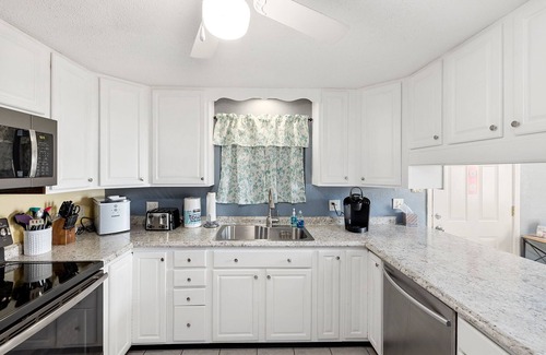 Tranquil Harbour House | POOL MIDTOWN - Walking distance to beach, parks, restaurants and shopping