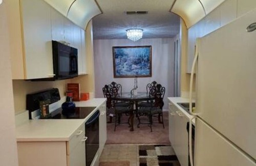 Daytona Beach Apartment | Pool Modern Queen Room4Rent in a 2BR 2BT Laundry