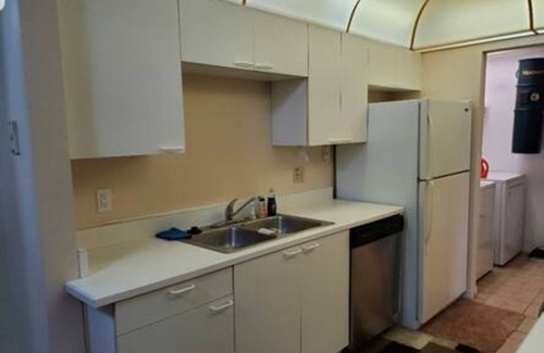 Daytona Beach Apartment | Pool Modern Queen Room4Rent in a 2BR 2BT Laundry