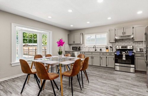 West San Antonio House | Pool Oasis by Seaworld | 5 Bedrooms | Game room