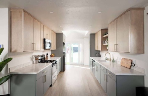 Valencia Park House | Pool & Palmz|Hot Tub|Fire Pit|Chefs Kitchen|6 beds