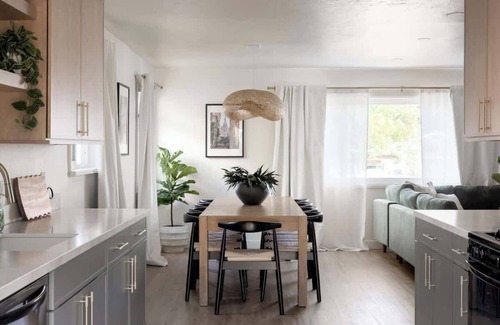 Valencia Park House | Pool & Palmz|Hot Tub|Fire Pit|Chefs Kitchen|6 beds