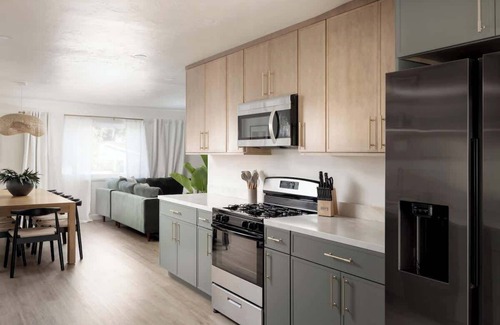 Valencia Park House | Pool & Palmz|Hot Tub|Fire Pit|Chefs Kitchen|6 beds