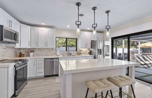 Coral Ridge Isles House | Pool Paradise|Fire Pit |Outdoor Shower|Pool Table