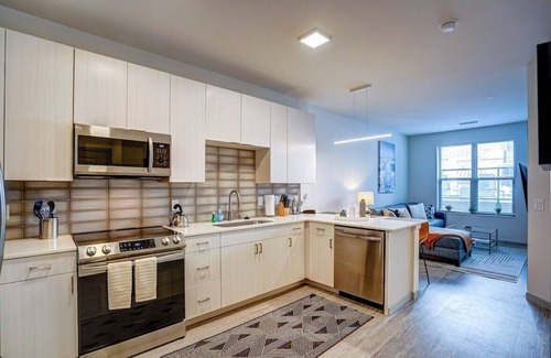 Madison Apartment | Pool. Parking. Dishwasher. A/C. Pet Wash station.