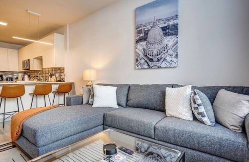 Madison Apartment | Pool. Parking. Dishwasher. A/C. Pet Wash station.