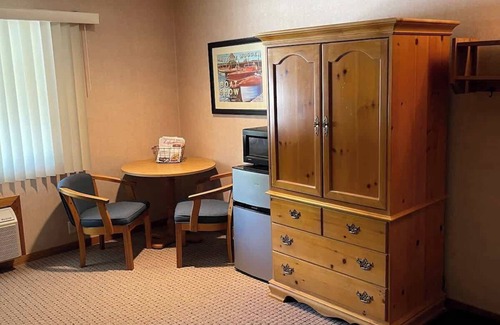 Bellaire Condo | Pool Pass Walk to ski hill or golf villa