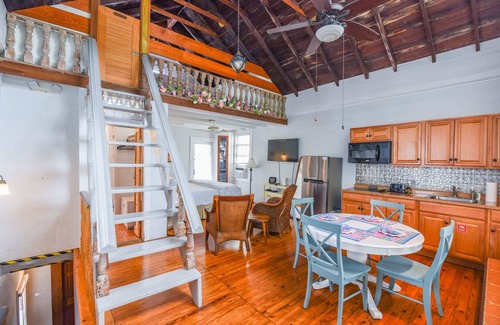 Historic Seaport Apartment | Pool, Pet Friendly, & Near Duval - Coastal Rose