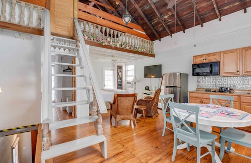 Historic Seaport Apartment | Pool, Pet Friendly, & Near Duval - Coastal Rose