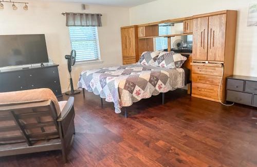 Keller House | Pool Pet Spacious Studio Location near NASCAR by Vacation Your Way
