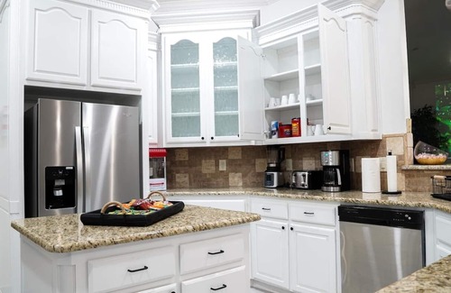 Kemp House | Pool,Pickle ball Courts , Sleeps Lrg Grp, Hot tub , Sauna Minutes from Lake