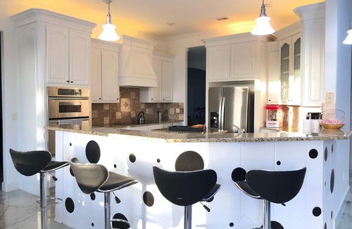 Kemp House | Pool,Pickle ball Courts , Sleeps Lrg Grp, Hot tub , Sauna Minutes from Lake