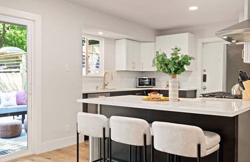 North Austin Civic Association House | Pool, Pickleball, Resort Backyard, 16min to Downtown - Modern Cowgirl
