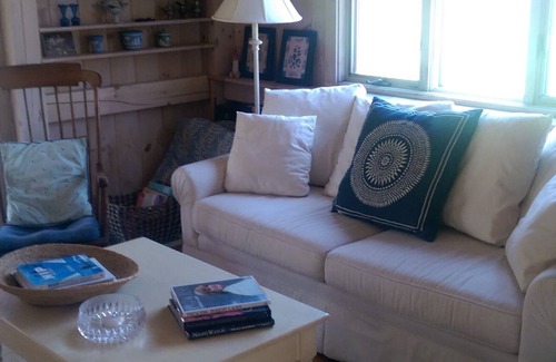 Hollowville House | Pool-Pond-Privacy Country Chic Near Hip Urban Town