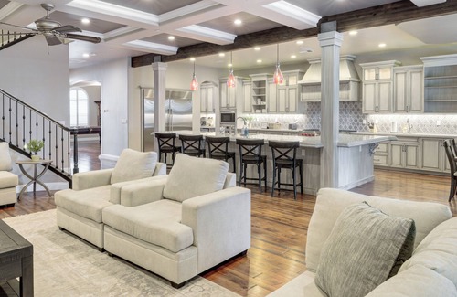 Porterville House | Pool & Private Theater: Porterville Group Getaway!