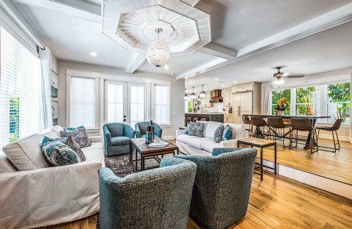 Saint Armands Key House | Pool, Putting Green, Steps to Shopping, & Tons of Living Space -The Shore House