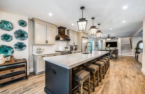 Saint Armands Key House | Pool, Putting Green, Steps to Shopping, & Tons of Living Space -The Shore House
