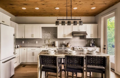 Gatlinburg Cabin | POOL, Sauna, Hot Tub, VIEWS! - Half Moon Haven