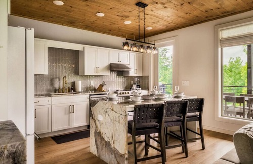 Gatlinburg Cabin | POOL, Sauna, Hot Tub, VIEWS! - Half Moon Haven