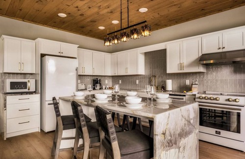 Gatlinburg Cabin | POOL, Sauna, Hot Tub, VIEWS! - Half Moon Haven