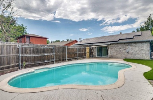 Northeast Carrollton House | Pool, Sauna & Wellness Retreat
