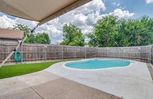 Northeast Carrollton House | Pool, Sauna & Wellness Retreat