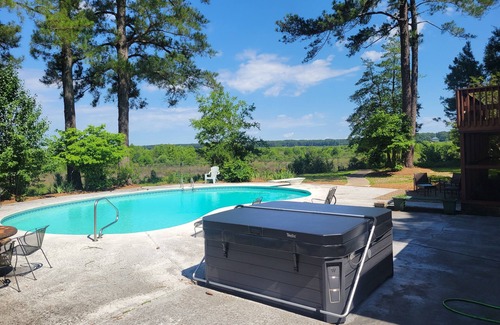 Vass House | Pool side Paradise near Fort Liberty, Pinehurst, Southern Pines, hot tub & Golf!