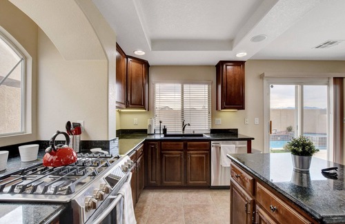 Las Vegas House | Pool/Spa-15 min from ✈️ & strip. Smart TVs Close to shopping 🍔 freeway, Costco