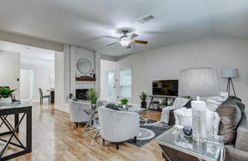 Indian Springs House | Pool & Spa! Whimsical Heart of The Woodlands