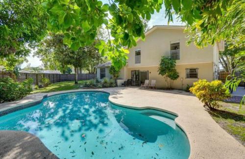 Bearss Plaza House | Pool Spacious central home 7Mile to Beach