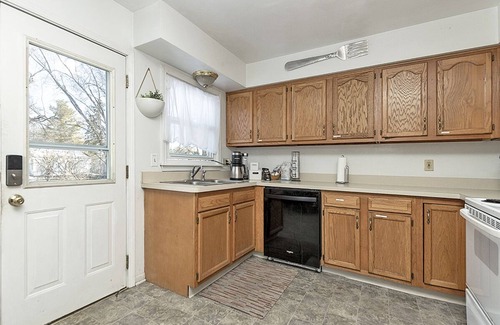 East Lansing House | Pool Table, 5 Queen beds, Large Groups, 2min->MSU