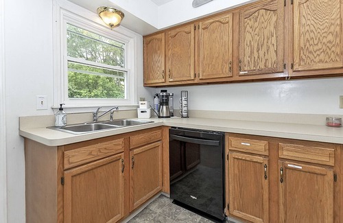 East Lansing House | Pool Table, 5 Queen beds, Large Groups, 2min->MSU
