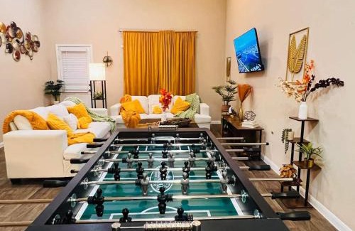 Kyle House | Pool Table, Foosball, King Bed, Crib,parking&yard