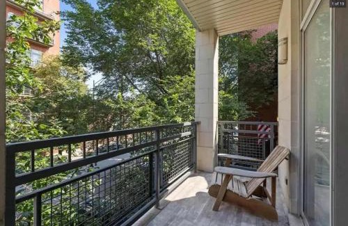 River West Apartment | Pool Table Free Parking Sleeps 8
