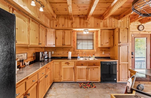 Means Cabin | Pool Table | High Speed WiFi | Starry Mountain Night | Secluded Cabin | Red River Gorge, Kentucky!