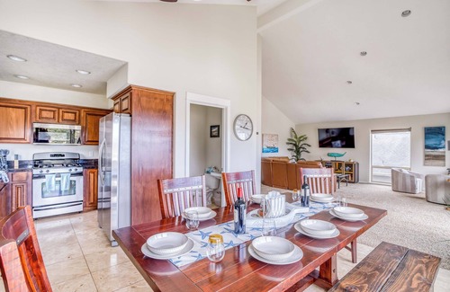Lincoln City House | Pool Table, Hot Tub, Two Queen Suites and Double Deck in North Lincoln City!