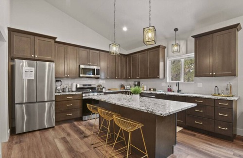 Florissant House | Pool Table | Hot tub | Modern Kitchen